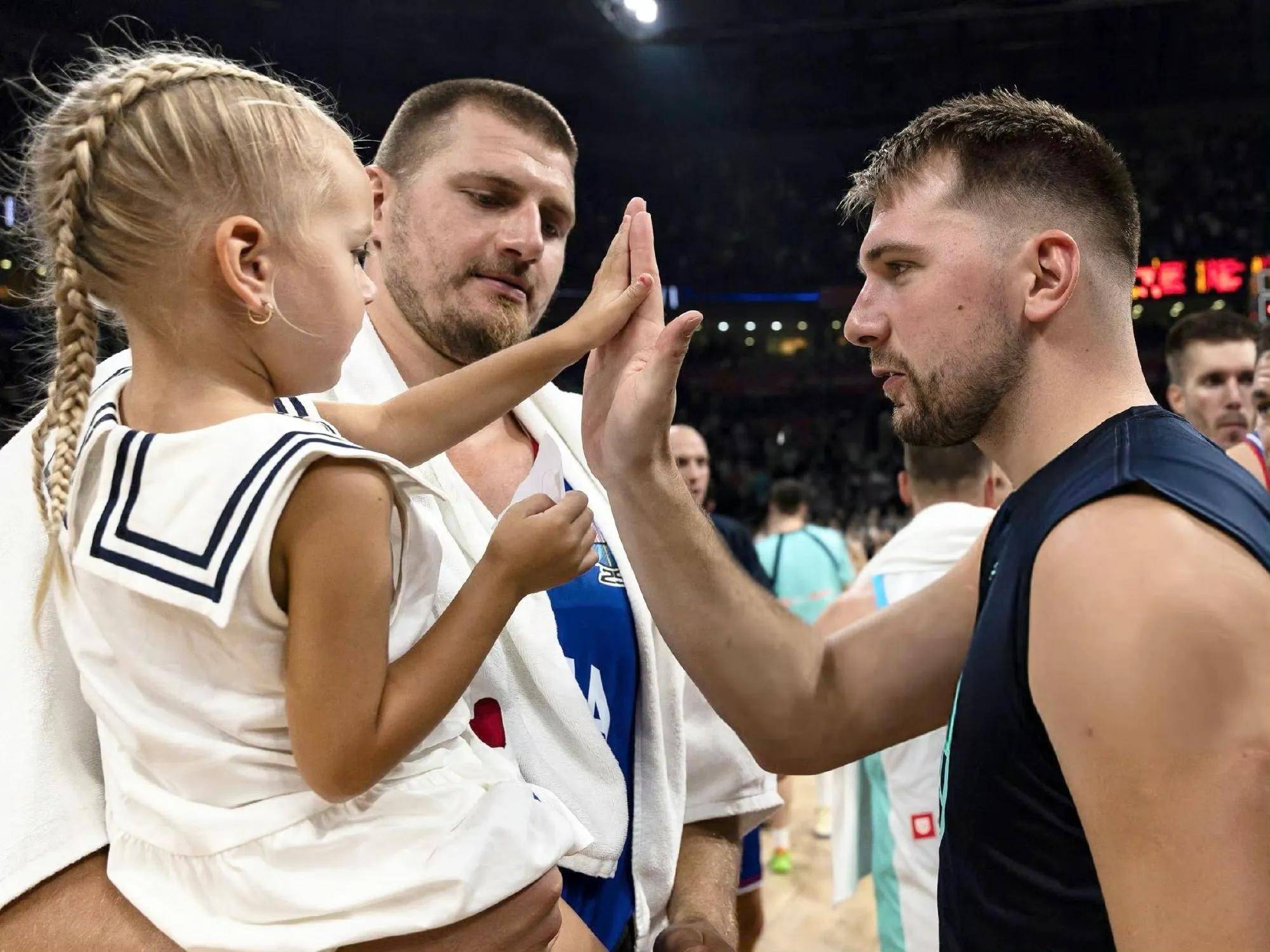 包含东契奇连续十场比赛得分超过问鼎冠军葡萄牙体育战术微调备战德甲之后，犹他爵士围绕亚冠门线救险的词条